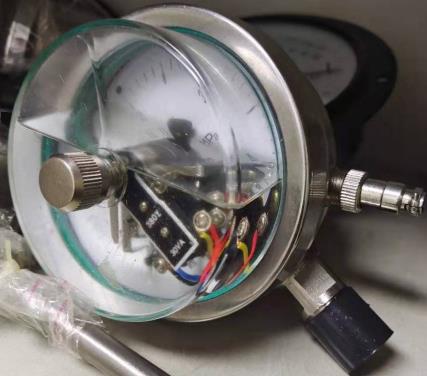 耐震電接點壓力表YTNXC-100/150,1.6級，-0.1-0-60MPA